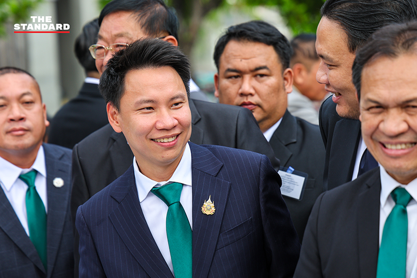 ร.อ. ธรรมนัส พรหมเผ่า และคณะ สส. พรรคกล้าธรรม สวมสูทสีเขียวเข้ารายงานตัวที่รัฐสภา 4