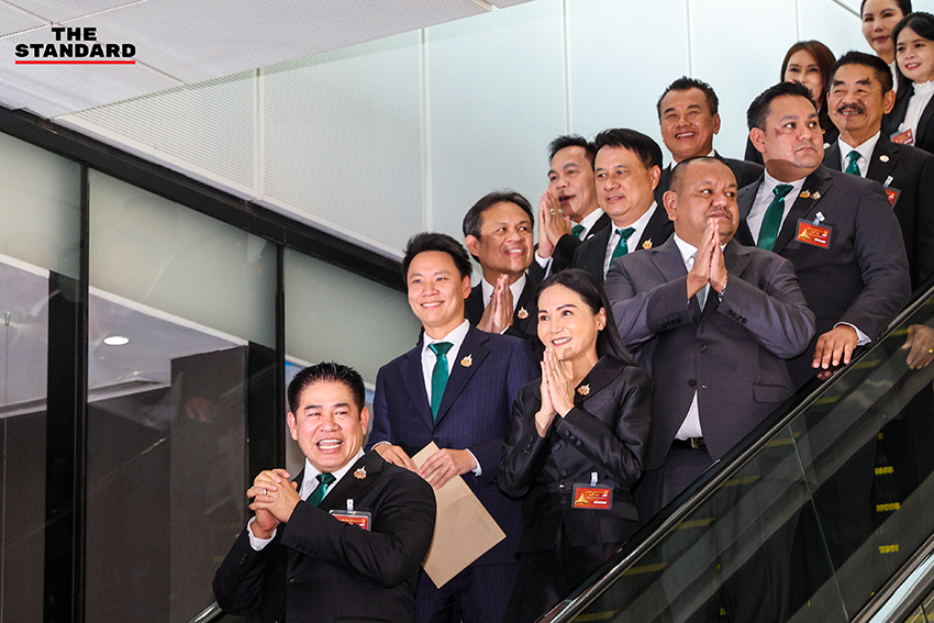 ร.อ. ธรรมนัส พรหมเผ่า และคณะ สส. พรรคกล้าธรรม สวมสูทสีเขียวเข้ารายงานตัวที่รัฐสภา 5