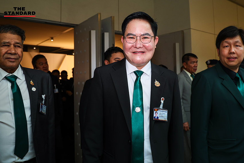 ร.อ. ธรรมนัส พรหมเผ่า และคณะ สส. พรรคกล้าธรรม สวมสูทสีเขียวเข้ารายงานตัวที่รัฐสภา 6