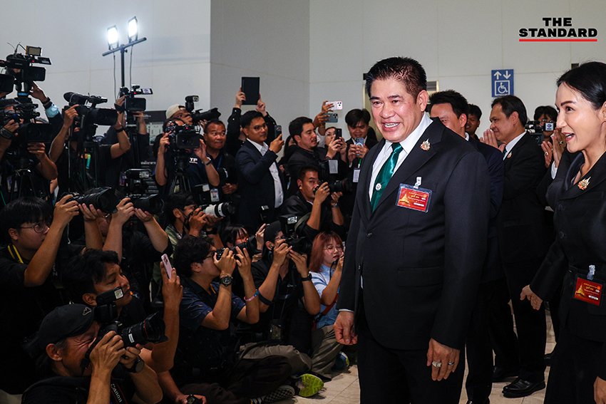 ร.อ. ธรรมนัส พรหมเผ่า และคณะ สส. พรรคกล้าธรรม สวมสูทสีเขียวเข้ารายงานตัวที่รัฐสภา 9