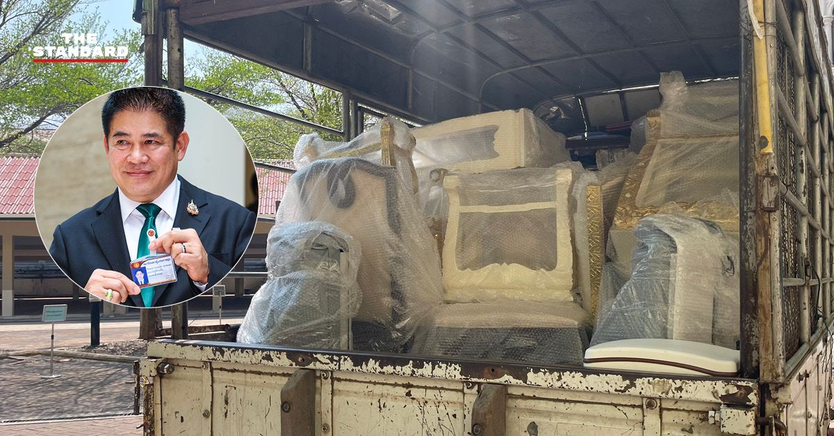 รถบรรทุกเล็กกำลังขนย้ายสิ่งของออกจากตึกบัญชาการ 1 ทำเนียบรัฐบาล ในวันหยุด