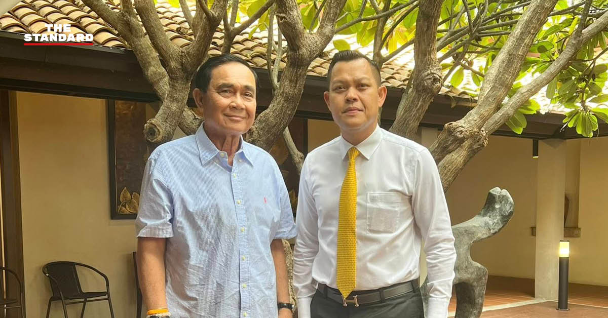 ธนกร วังบุญคงชนะ ยืนคู่กับ พล.อ. ประยุทธ์ จันทร์โอชา ในโอกาสอวยพรวันเกิด