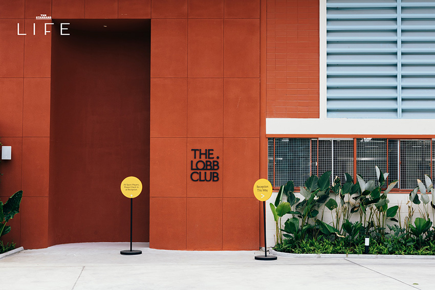 คอร์ตเทนนิสสีส้มอิฐสวยงามที่ The Lobb Club พร้อมบาร์สำหรับนั่งพักผ่อน 1