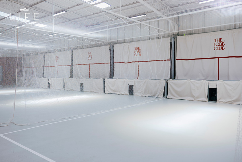 คอร์ตเทนนิสสีส้มอิฐสวยงามที่ The Lobb Club พร้อมบาร์สำหรับนั่งพักผ่อน 10