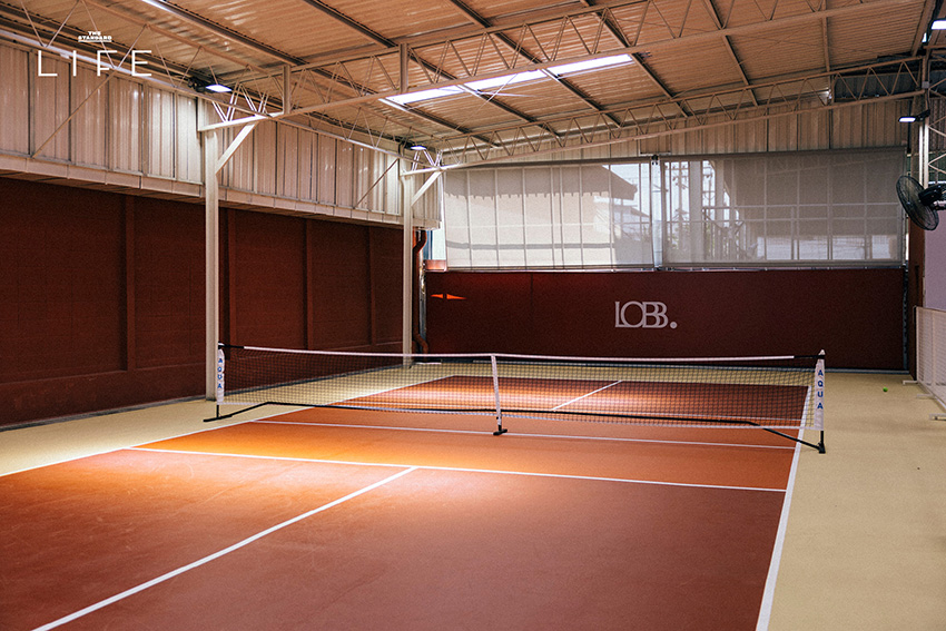 คอร์ตเทนนิสสีส้มอิฐสวยงามที่ The Lobb Club พร้อมบาร์สำหรับนั่งพักผ่อน 11