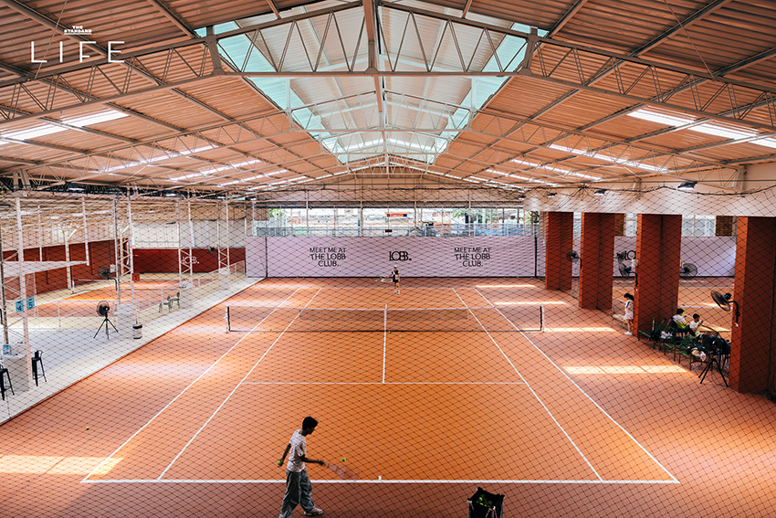 คอร์ตเทนนิสสีส้มอิฐสวยงามที่ The Lobb Club พร้อมบาร์สำหรับนั่งพักผ่อน 12