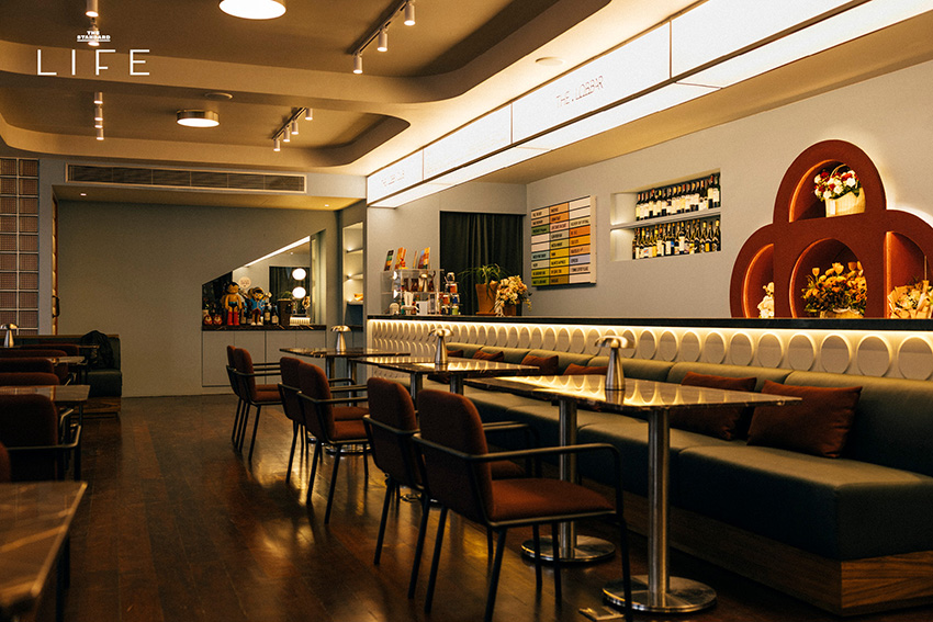 คอร์ตเทนนิสสีส้มอิฐสวยงามที่ The Lobb Club พร้อมบาร์สำหรับนั่งพักผ่อน 13