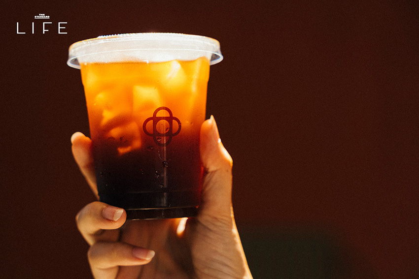 คอร์ตเทนนิสสีส้มอิฐสวยงามที่ The Lobb Club พร้อมบาร์สำหรับนั่งพักผ่อน 14