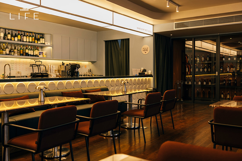 คอร์ตเทนนิสสีส้มอิฐสวยงามที่ The Lobb Club พร้อมบาร์สำหรับนั่งพักผ่อน 15