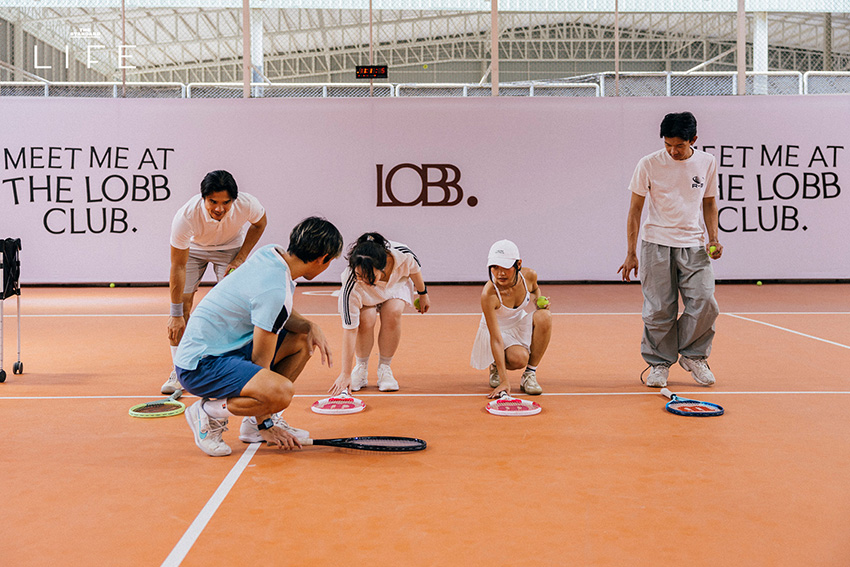 คอร์ตเทนนิสสีส้มอิฐสวยงามที่ The Lobb Club พร้อมบาร์สำหรับนั่งพักผ่อน 16