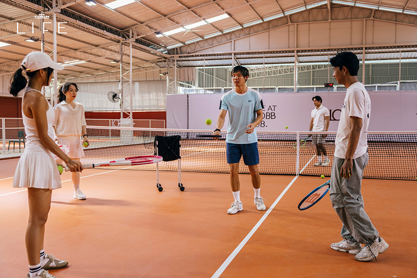 คอร์ตเทนนิสสีส้มอิฐสวยงามที่ The Lobb Club พร้อมบาร์สำหรับนั่งพักผ่อน 17