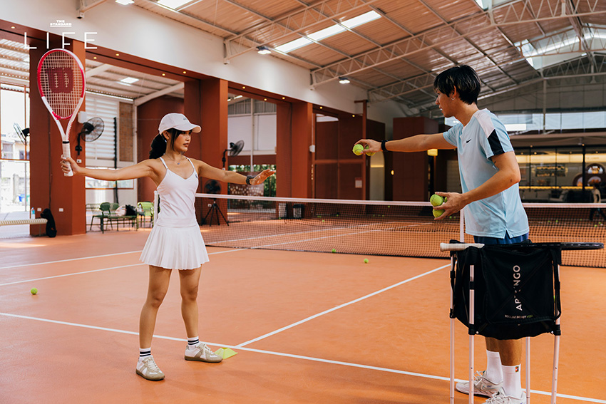 คอร์ตเทนนิสสีส้มอิฐสวยงามที่ The Lobb Club พร้อมบาร์สำหรับนั่งพักผ่อน 18