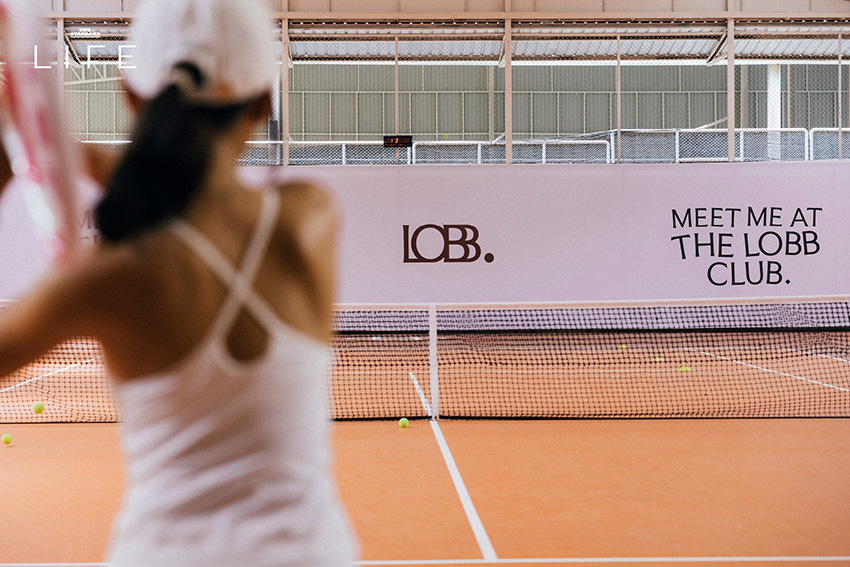 คอร์ตเทนนิสสีส้มอิฐสวยงามที่ The Lobb Club พร้อมบาร์สำหรับนั่งพักผ่อน 20