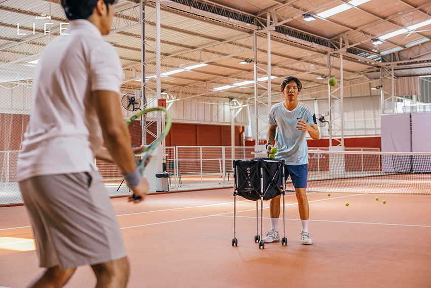 คอร์ตเทนนิสสีส้มอิฐสวยงามที่ The Lobb Club พร้อมบาร์สำหรับนั่งพักผ่อน 21