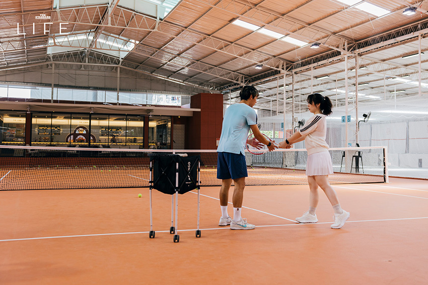 คอร์ตเทนนิสสีส้มอิฐสวยงามที่ The Lobb Club พร้อมบาร์สำหรับนั่งพักผ่อน 23