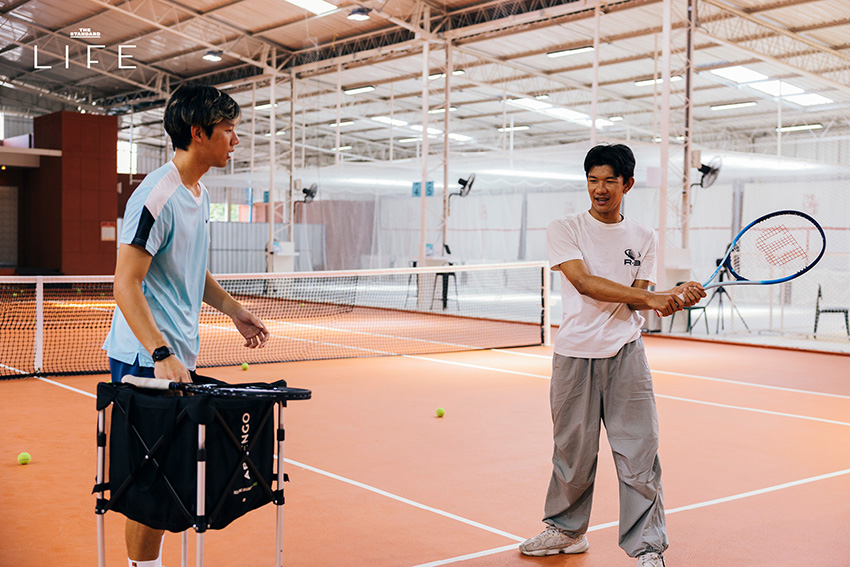 คอร์ตเทนนิสสีส้มอิฐสวยงามที่ The Lobb Club พร้อมบาร์สำหรับนั่งพักผ่อน 24