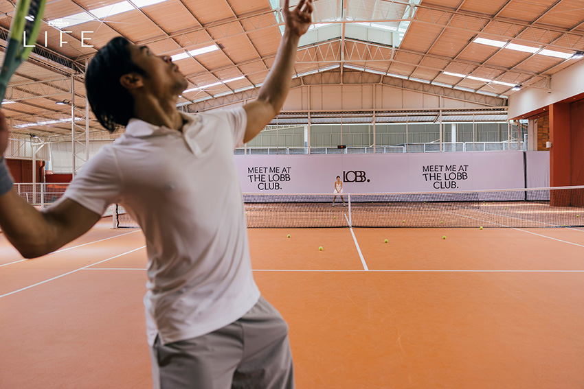 คอร์ตเทนนิสสีส้มอิฐสวยงามที่ The Lobb Club พร้อมบาร์สำหรับนั่งพักผ่อน 25