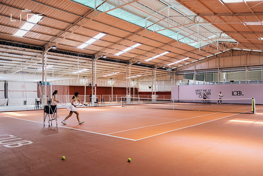 คอร์ตเทนนิสสีส้มอิฐสวยงามที่ The Lobb Club พร้อมบาร์สำหรับนั่งพักผ่อน 27