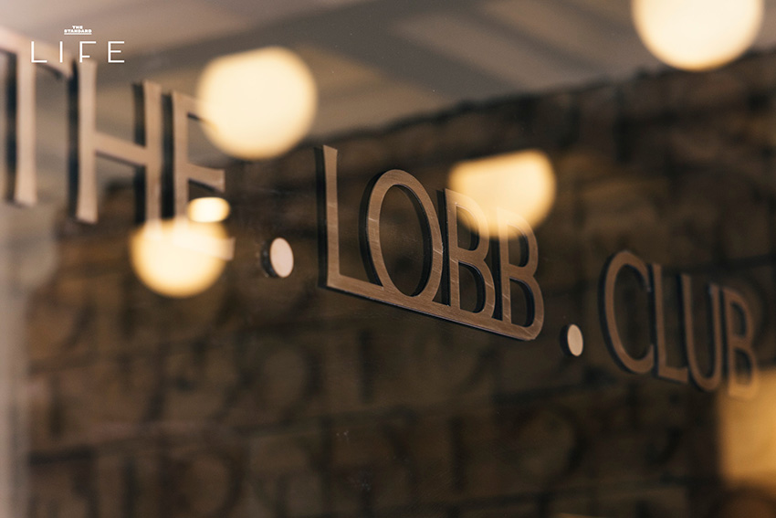 คอร์ตเทนนิสสีส้มอิฐสวยงามที่ The Lobb Club พร้อมบาร์สำหรับนั่งพักผ่อน 3