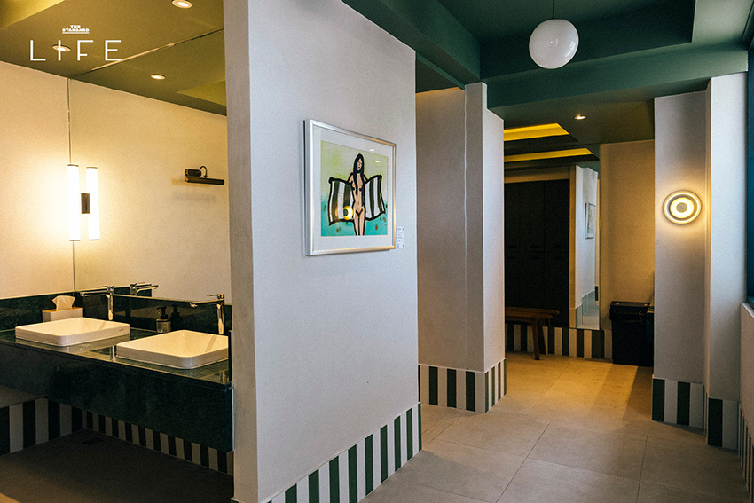 คอร์ตเทนนิสสีส้มอิฐสวยงามที่ The Lobb Club พร้อมบาร์สำหรับนั่งพักผ่อน 6