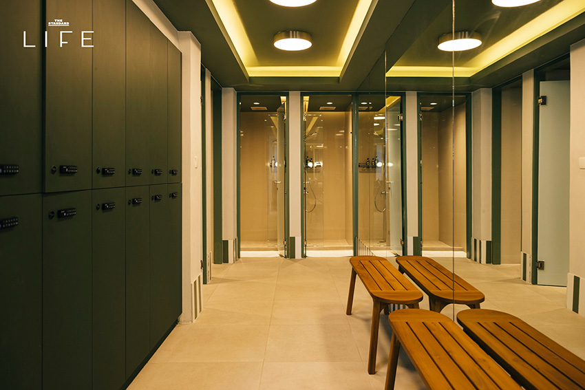 คอร์ตเทนนิสสีส้มอิฐสวยงามที่ The Lobb Club พร้อมบาร์สำหรับนั่งพักผ่อน 8