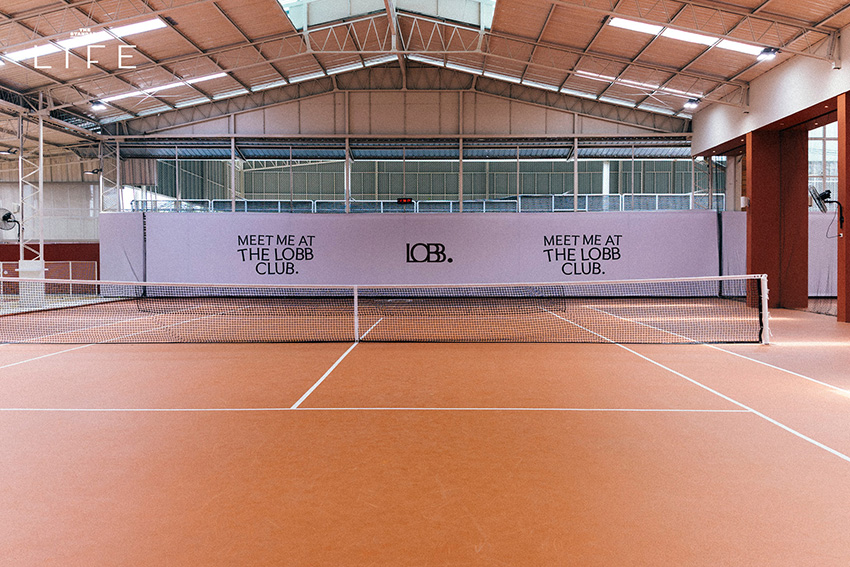 คอร์ตเทนนิสสีส้มอิฐสวยงามที่ The Lobb Club พร้อมบาร์สำหรับนั่งพักผ่อน 9