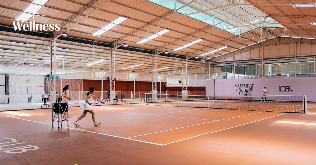 คอร์ตเทนนิสสีส้มอิฐสวยงามที่ The Lobb Club พร้อมบาร์สำหรับนั่งพักผ่อน