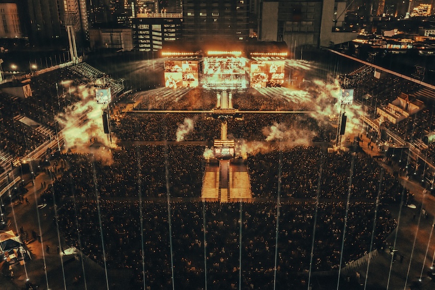 ภาพบรรยากาศคอนเสิร์ต THREE MAN DOWN Live ที่ สนามศุภชลาศัย เต็มไปด้วยแฟนเพลงนับหมื่นและแสงสีตระการตา 16