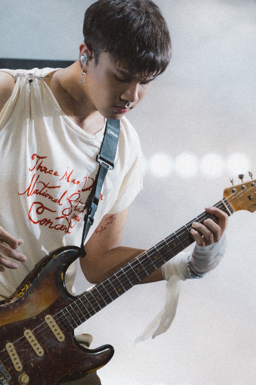 ภาพบรรยากาศคอนเสิร์ต THREE MAN DOWN Live ที่ สนามศุภชลาศัย เต็มไปด้วยแฟนเพลงนับหมื่นและแสงสีตระการตา 2