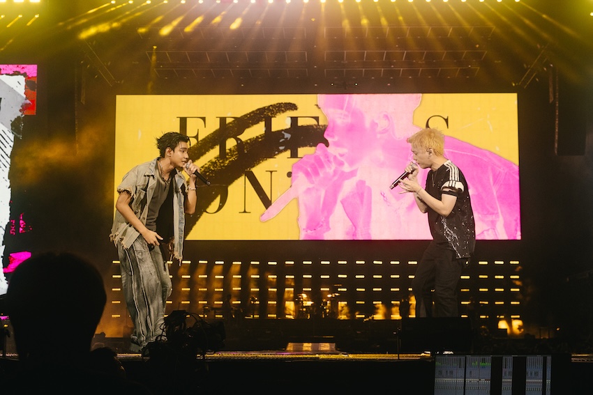 ภาพบรรยากาศคอนเสิร์ต THREE MAN DOWN Live ที่ สนามศุภชลาศัย เต็มไปด้วยแฟนเพลงนับหมื่นและแสงสีตระการตา 9