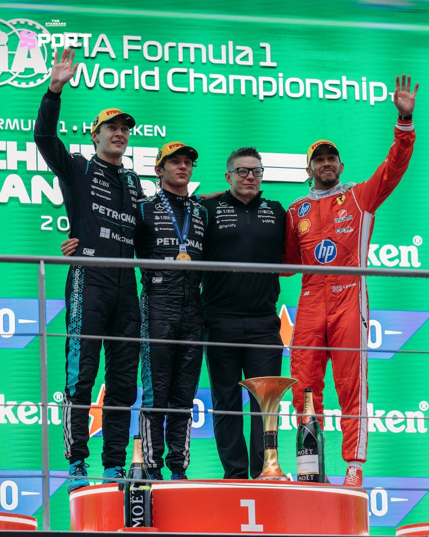 ภาพ โตโต้ โวล์ฟฟ์ ทีมบอส Mercedes F1 ผู้มีความสุขที่สุดกับการเห็น คิมิ อันโตเนลลี, จอร์จ รัสเซลล์ และ ลูอิส แฮมิลตัน บนโพเดียม 1