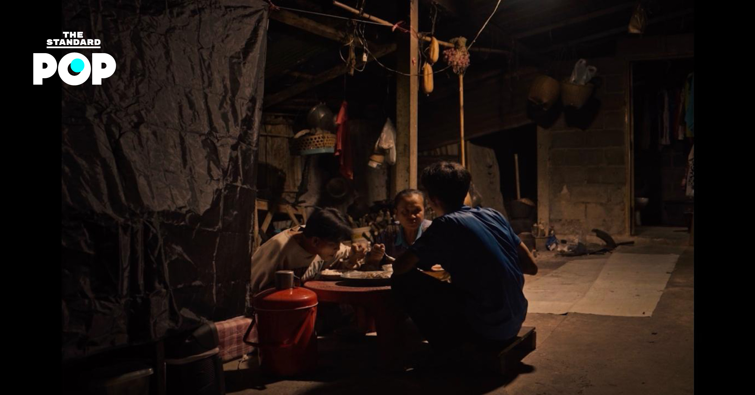 ภาพโปสเตอร์มินิซีรีส์ “TOYOTA GIVING” จาก โตโยต้าประเทศไทย แสดงการส่งต่อโอกาสและทุนการศึกษาแก่เยาวชน