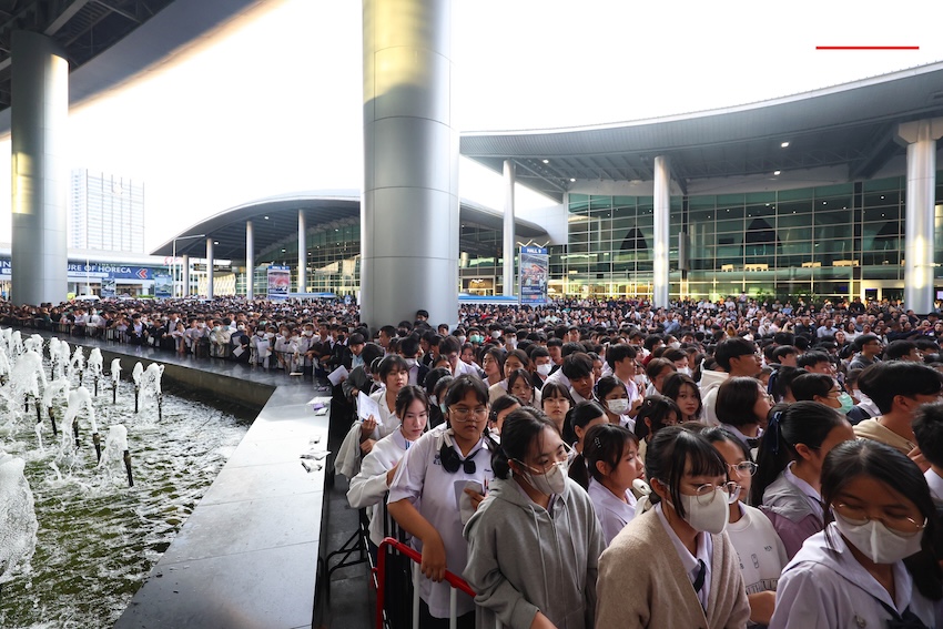 ภาพบรรยากาศผู้ปกครองและนักเรียนจำนวนมากบริเวณสนามสอบเข้าโรงเรียนเตรียมอุดมศึกษา 2569 ที่อิมแพ็ค เมืองทองธานี 1