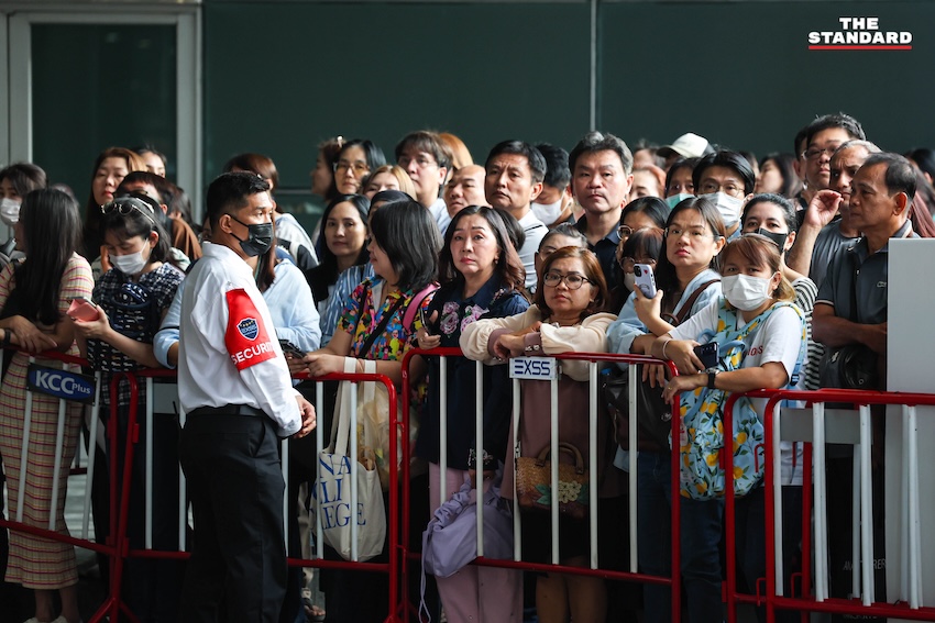 ภาพบรรยากาศผู้ปกครองและนักเรียนจำนวนมากบริเวณสนามสอบเข้าโรงเรียนเตรียมอุดมศึกษา 2569 ที่อิมแพ็ค เมืองทองธานี 10
