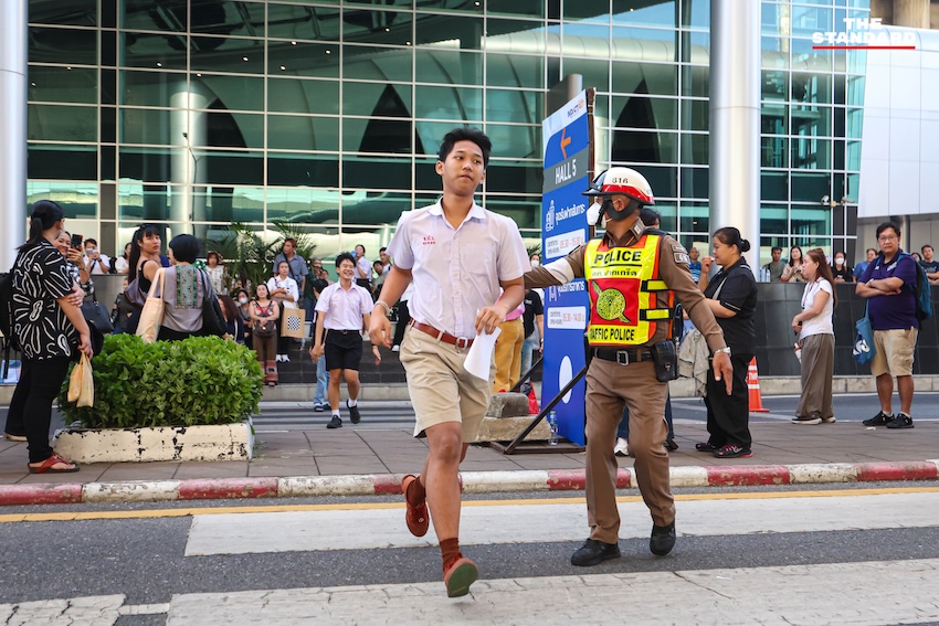 ภาพบรรยากาศผู้ปกครองและนักเรียนจำนวนมากบริเวณสนามสอบเข้าโรงเรียนเตรียมอุดมศึกษา 2569 ที่อิมแพ็ค เมืองทองธานี 11