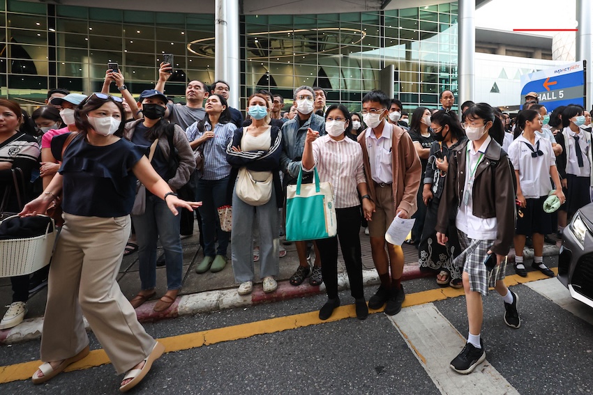 ภาพบรรยากาศผู้ปกครองและนักเรียนจำนวนมากบริเวณสนามสอบเข้าโรงเรียนเตรียมอุดมศึกษา 2569 ที่อิมแพ็ค เมืองทองธานี 14