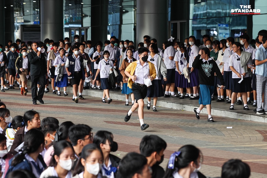 ภาพบรรยากาศผู้ปกครองและนักเรียนจำนวนมากบริเวณสนามสอบเข้าโรงเรียนเตรียมอุดมศึกษา 2569 ที่อิมแพ็ค เมืองทองธานี 15