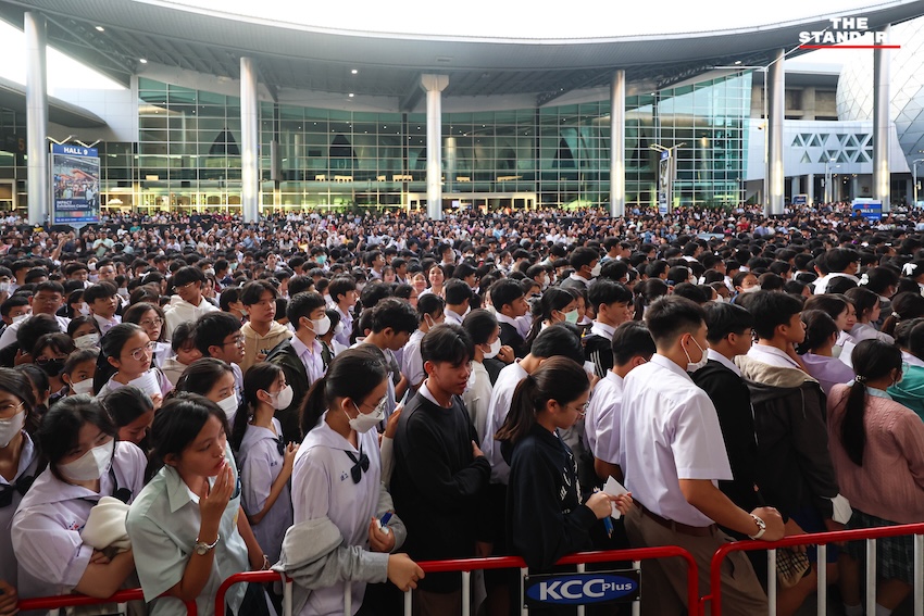 ภาพบรรยากาศผู้ปกครองและนักเรียนจำนวนมากบริเวณสนามสอบเข้าโรงเรียนเตรียมอุดมศึกษา 2569 ที่อิมแพ็ค เมืองทองธานี 16