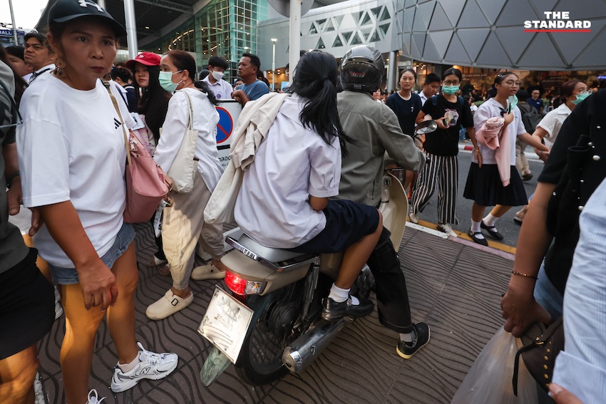 ภาพบรรยากาศผู้ปกครองและนักเรียนจำนวนมากบริเวณสนามสอบเข้าโรงเรียนเตรียมอุดมศึกษา 2569 ที่อิมแพ็ค เมืองทองธานี 17