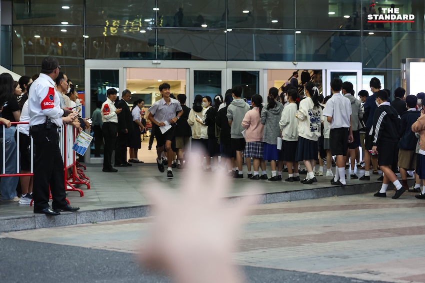 ภาพบรรยากาศผู้ปกครองและนักเรียนจำนวนมากบริเวณสนามสอบเข้าโรงเรียนเตรียมอุดมศึกษา 2569 ที่อิมแพ็ค เมืองทองธานี 18