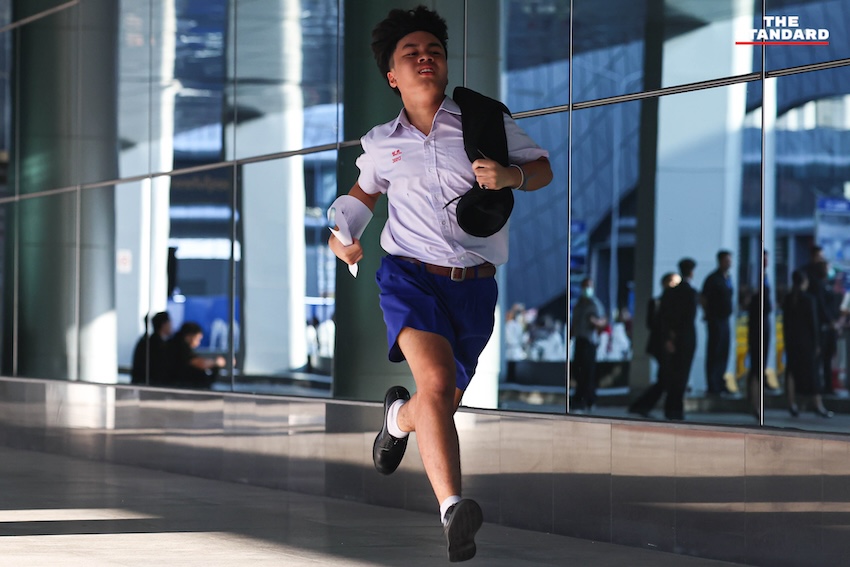 ภาพบรรยากาศผู้ปกครองและนักเรียนจำนวนมากบริเวณสนามสอบเข้าโรงเรียนเตรียมอุดมศึกษา 2569 ที่อิมแพ็ค เมืองทองธานี 19