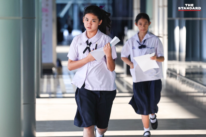 ภาพบรรยากาศผู้ปกครองและนักเรียนจำนวนมากบริเวณสนามสอบเข้าโรงเรียนเตรียมอุดมศึกษา 2569 ที่อิมแพ็ค เมืองทองธานี 2