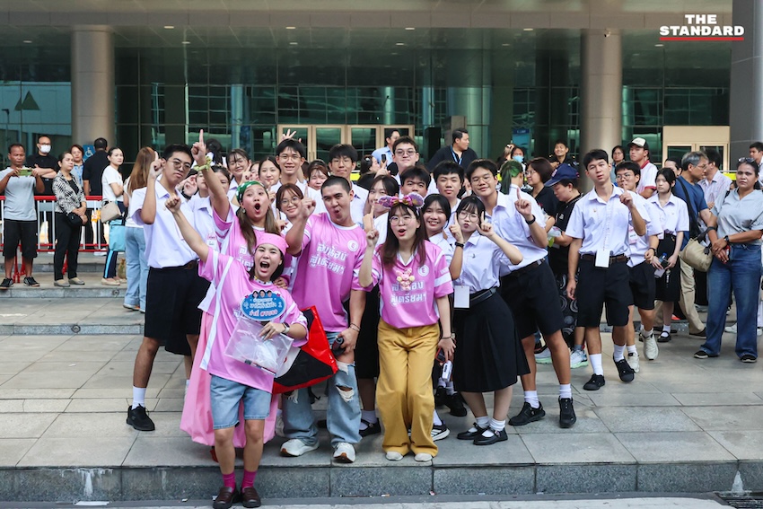 ภาพบรรยากาศผู้ปกครองและนักเรียนจำนวนมากบริเวณสนามสอบเข้าโรงเรียนเตรียมอุดมศึกษา 2569 ที่อิมแพ็ค เมืองทองธานี 20