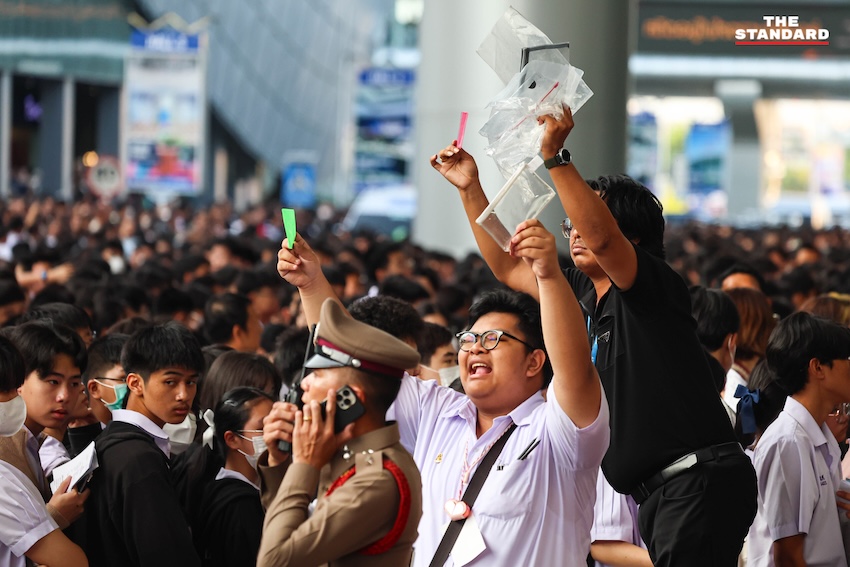 ภาพบรรยากาศผู้ปกครองและนักเรียนจำนวนมากบริเวณสนามสอบเข้าโรงเรียนเตรียมอุดมศึกษา 2569 ที่อิมแพ็ค เมืองทองธานี 3