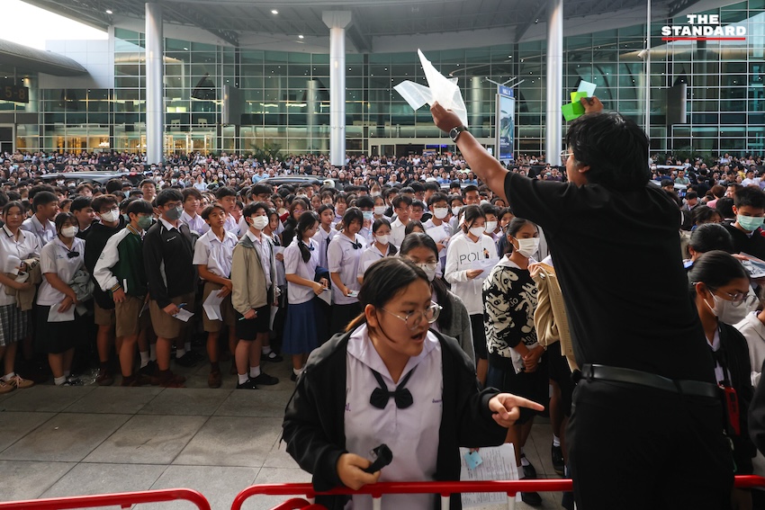 ภาพบรรยากาศผู้ปกครองและนักเรียนจำนวนมากบริเวณสนามสอบเข้าโรงเรียนเตรียมอุดมศึกษา 2569 ที่อิมแพ็ค เมืองทองธานี 6
