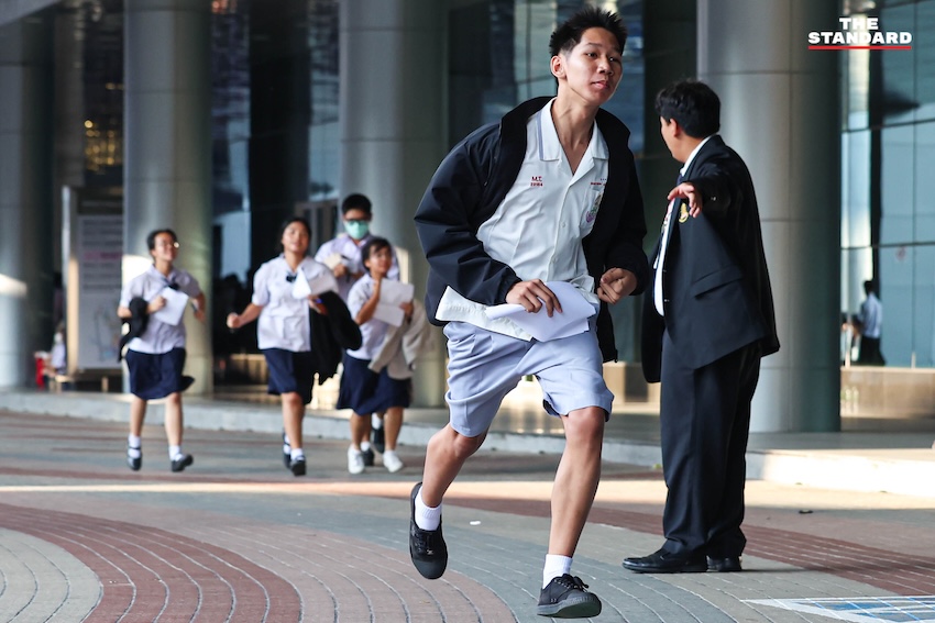 ภาพบรรยากาศผู้ปกครองและนักเรียนจำนวนมากบริเวณสนามสอบเข้าโรงเรียนเตรียมอุดมศึกษา 2569 ที่อิมแพ็ค เมืองทองธานี 8