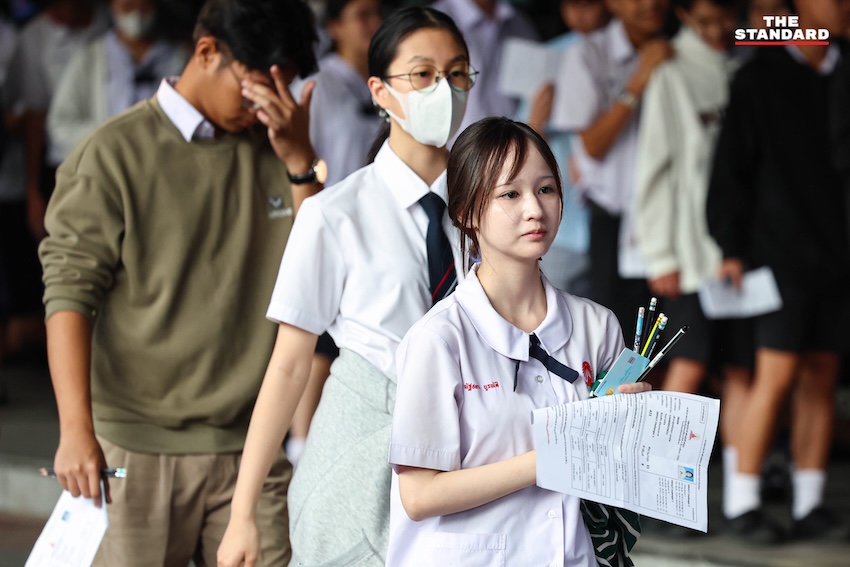 ภาพบรรยากาศผู้ปกครองและนักเรียนจำนวนมากบริเวณสนามสอบเข้าโรงเรียนเตรียมอุดมศึกษา 2569 ที่อิมแพ็ค เมืองทองธานี 9