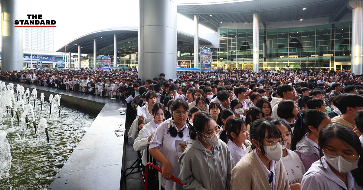ภาพบรรยากาศผู้ปกครองและนักเรียนจำนวนมากบริเวณสนามสอบเข้าโรงเรียนเตรียมอุดมศึกษา 2569 ที่อิมแพ็ค เมืองทองธานี