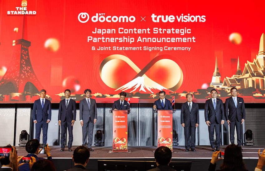 ภาพโลโก้ ทรู คอร์ปอเรชั่น และ NTT DOCOMO แสดงถึงความร่วมมือทางธุรกิจในการนำคอนเทนต์ญี่ปุ่นเข้าสู่ตลาดไทยผ่าน TrueVisions NOW 1