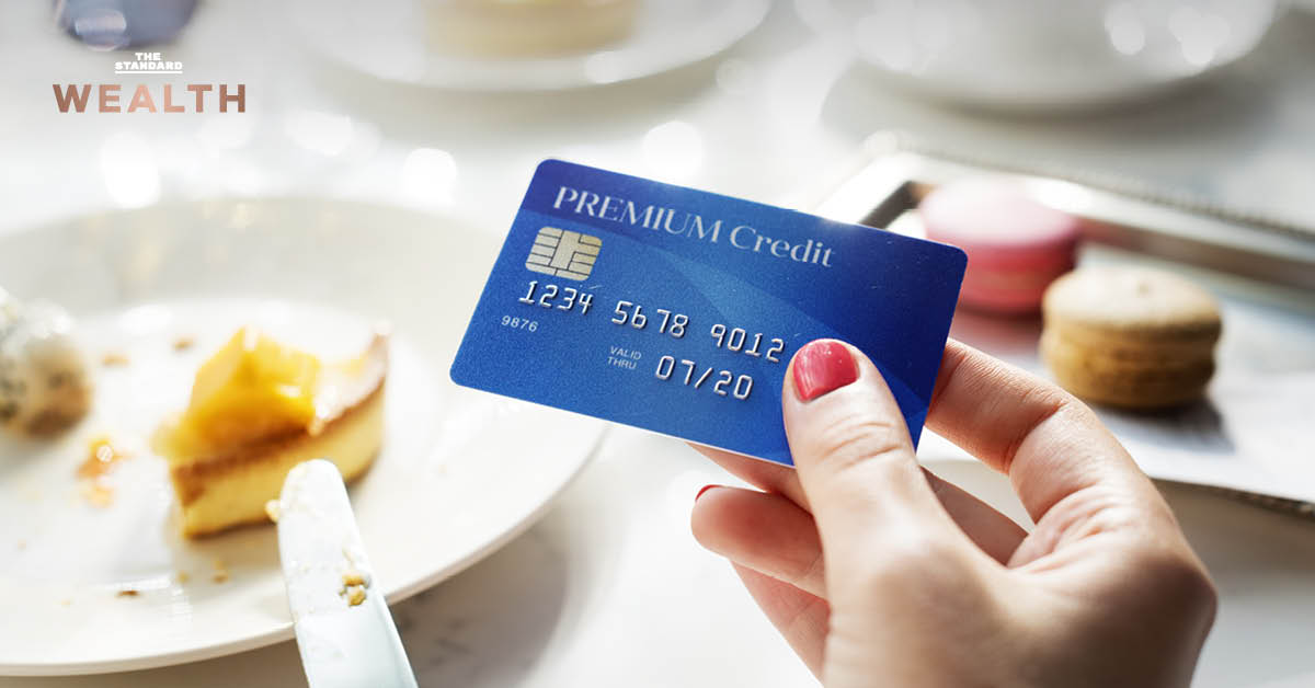 ภาพผู้ใช้บัตรเครดิตชำระค่าอาหารในร้าน